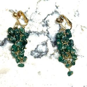 Vintage Green Stone Chip Cluster Clip On Earrings Gold Tone Dangle Drop Boho